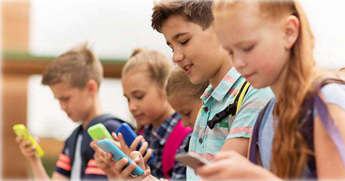 Prohibirían el uso de celulares en colegios europeos