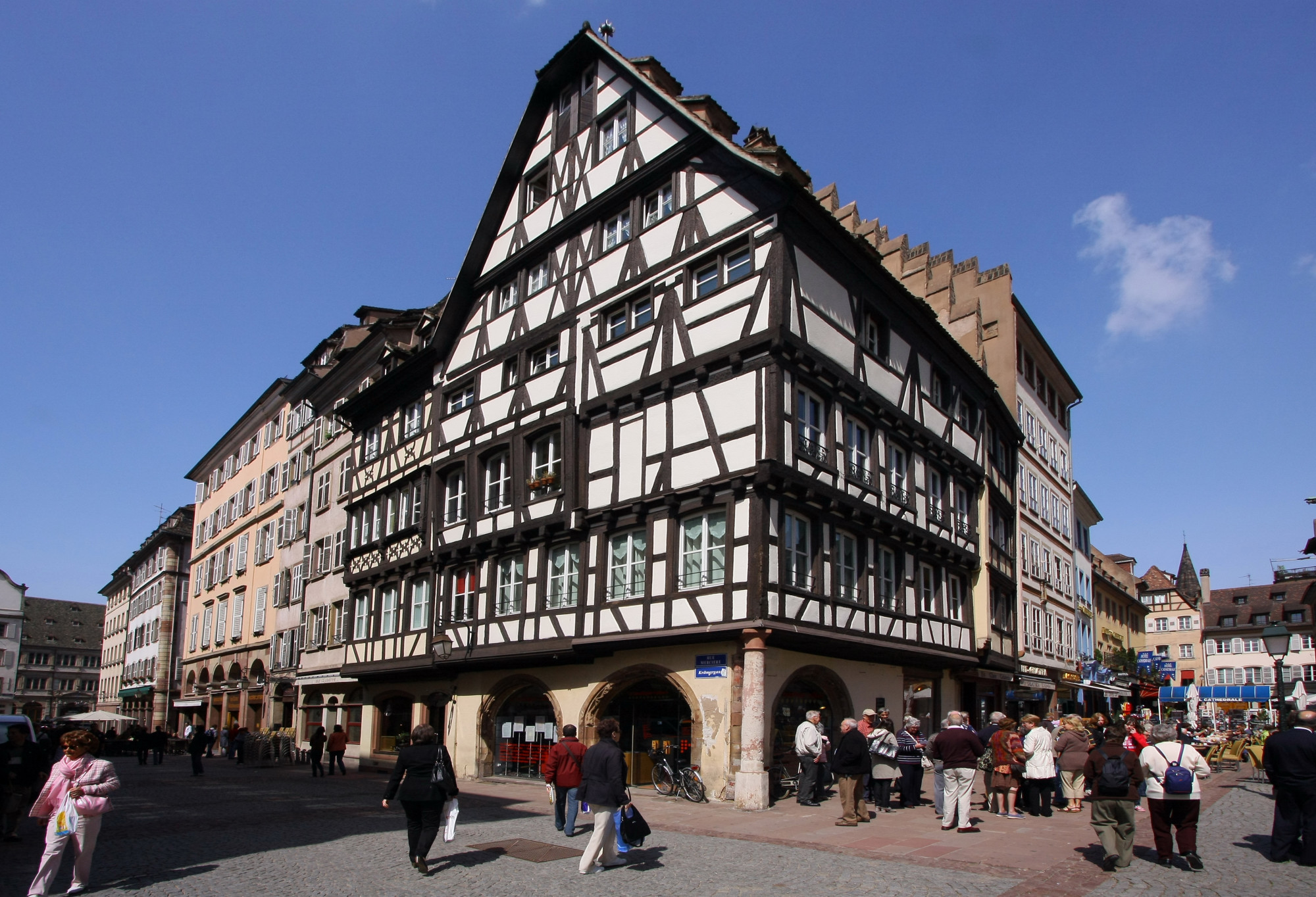 Ancienne_pharmacie_du_Cerf,_à_présent_relais_culturel,_à_l'angle_de_la_rue_Mercière_et_de_la_Place_de_la_Cathédrale,_Strasbourg