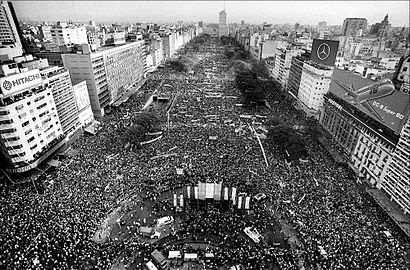 Cierre_de_campaña_de_Raúl_Alfonsín_en_la_Av._9_de_Julio_-_Llamado_a_elecciones_-_1983