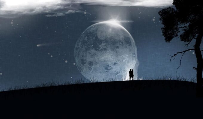Pareja observando la Luna llena en un cielo estrellado, con un árbol a la derecha y un paisaje nocturno en silueta.