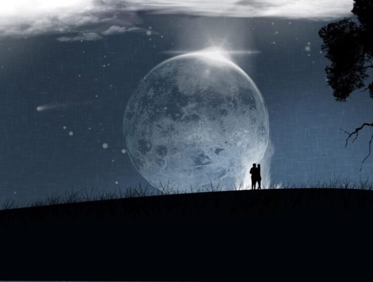 Pareja observando la Luna llena en un cielo estrellado, con un árbol a la derecha y un paisaje nocturno en silueta.