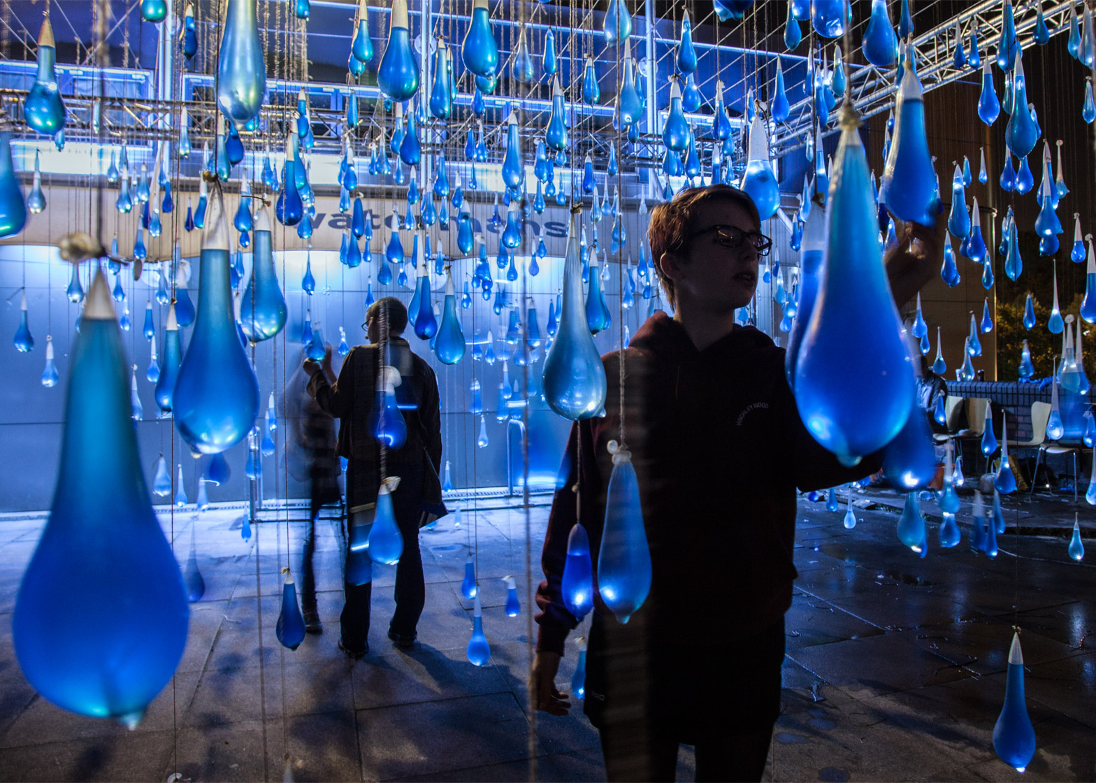 Luz-Interruptus_Rain-Interactive-installation_Condoms_Waterman-Arts-Centre_London2