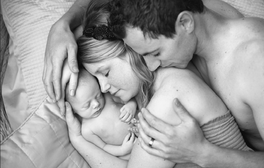 Волосатая мама и и папа. Мама папа и ребенок. Младенец с мамой и папой. Семейные ласки. Мама папа и малыш спят.