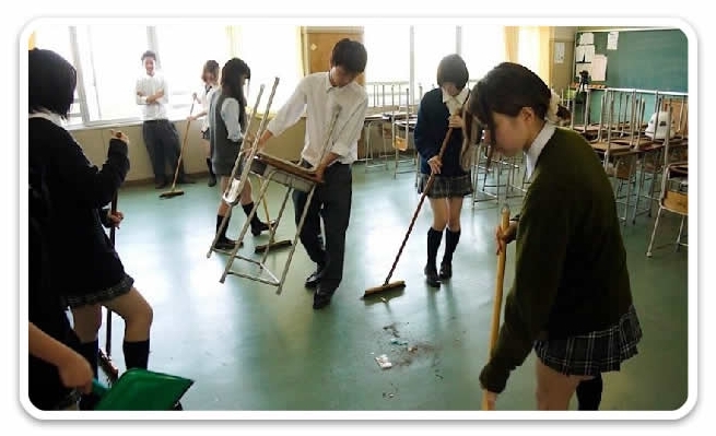 Hacia atrás Discrepancia lapso Por qué en Japón los alumnos limpian los baños de sus escuelas - Por el  mundo