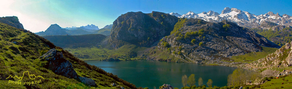 Lake Enol, Covadonga, Picos de Europa National Park, Asturias, Spain бесплатно