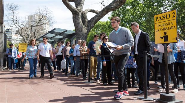 Fila en la puerta de la Embajada de EEUU para obtener la VISA, cumpliendo requisitos visa USA argentinos