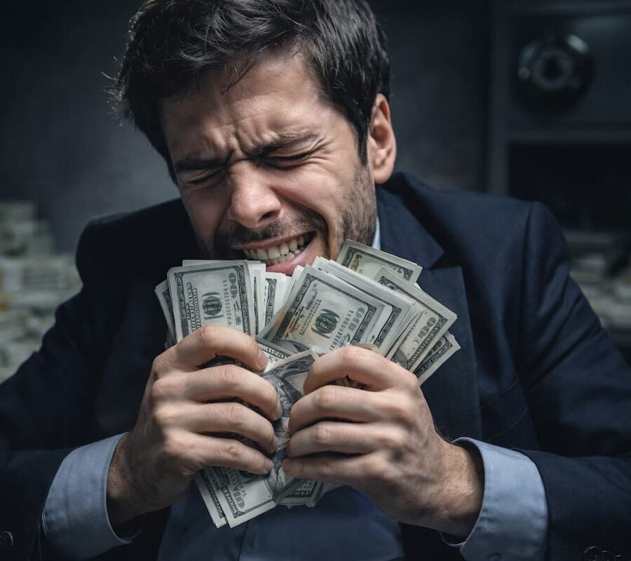 Hombre con expresión de ansiedad sosteniendo dinero, ilustración de la obsesión por el dinero