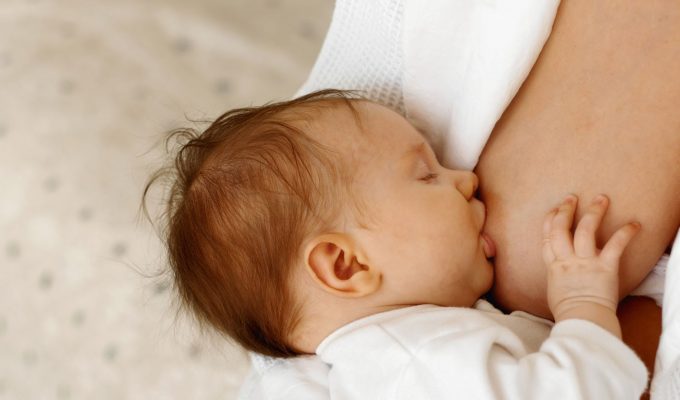 Bebe tomando el seno materno
