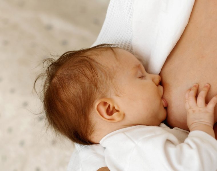 Bebe tomando el seno materno