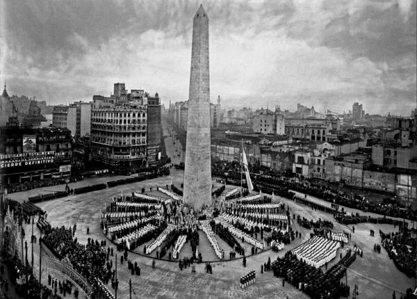 El Obelisco pesa 70 toneladas y fue erigido en tan solo 60 días. Fue inaugurado en 1936 y se votó por su demolición en 1939, pero el intendente de aquel momento vetó la ordenanza