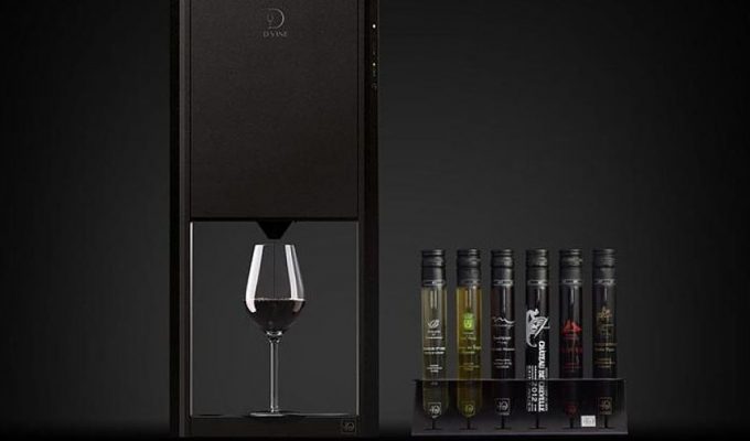Máquina D-Vine sirviendo una copa de vino junto a cápsulas de diferentes variedades.