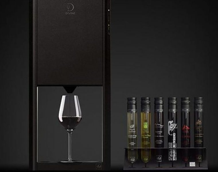 Máquina D-Vine sirviendo una copa de vino junto a cápsulas de diferentes variedades.