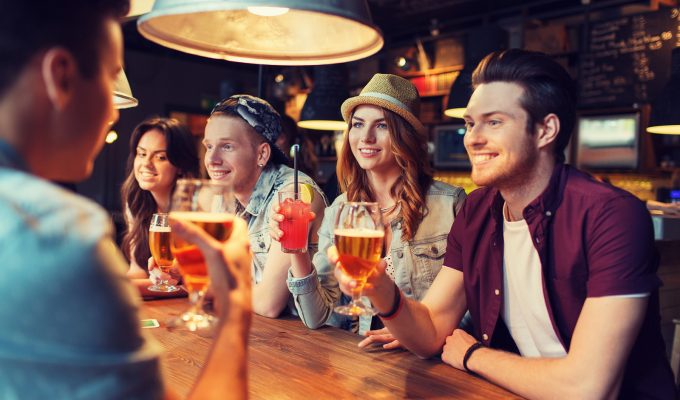 Amigos tomando cerveza artesanal