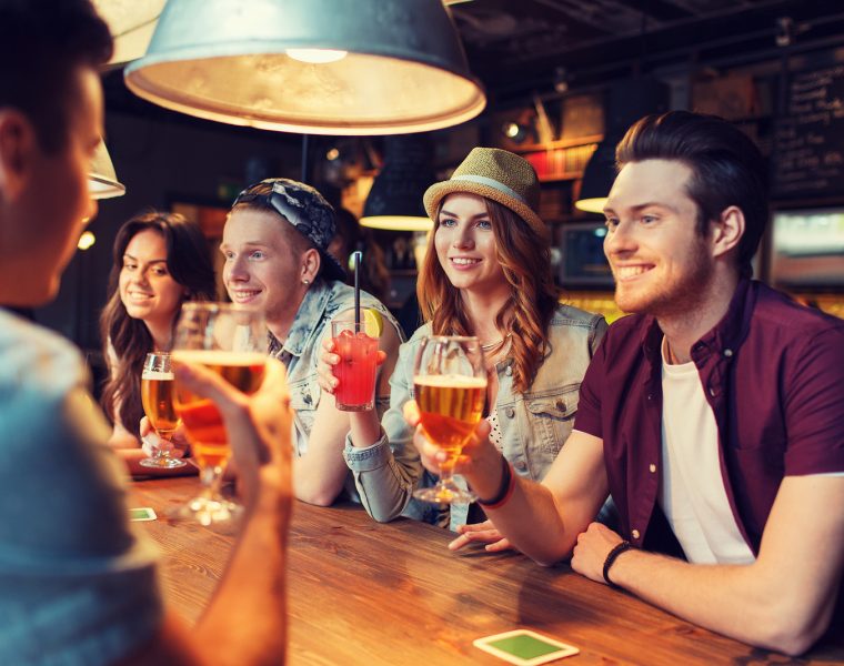 Amigos tomando cerveza artesanal