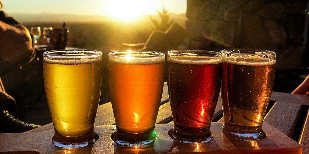 Vasos con cervezas artesanales de diferentes sabores y colores