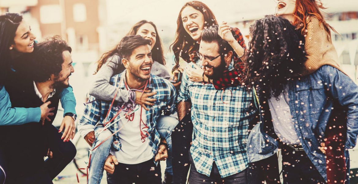 jovenes bailando y disfrutando en el Festival Buena Vibra en buenos aires