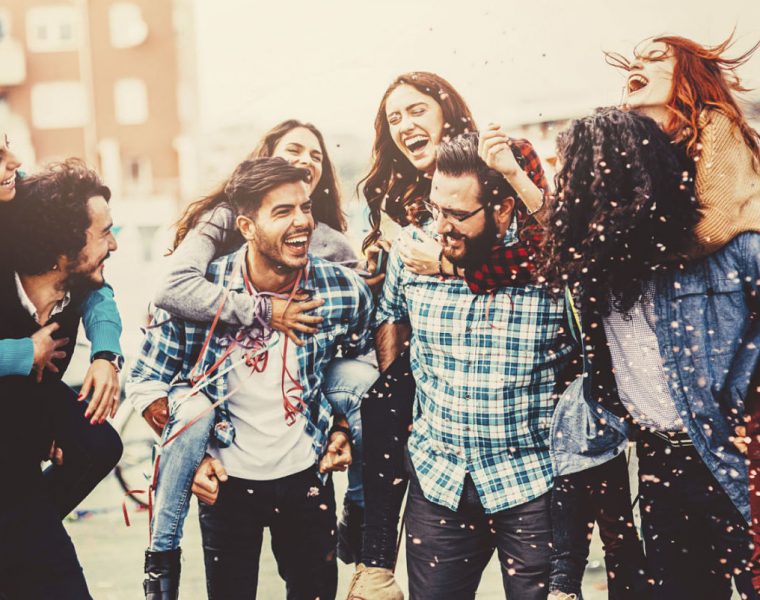 jovenes bailando y disfrutando en el Festival Buena Vibra en buenos aires