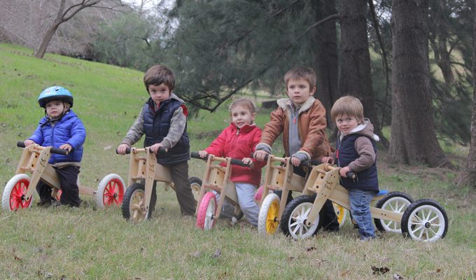 trikids - niños en triciclos y bicicletas de aprendizaje