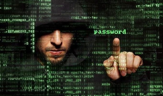 Hacker descifrando una contraseña en la dark web