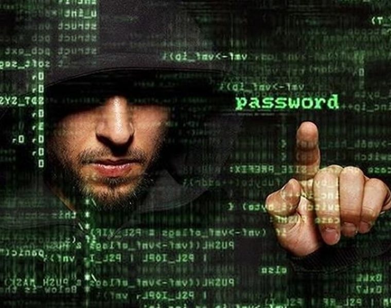 Hacker descifrando una contraseña en la dark web