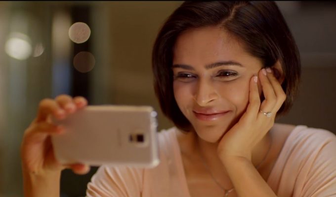 Mujer mirando el celular