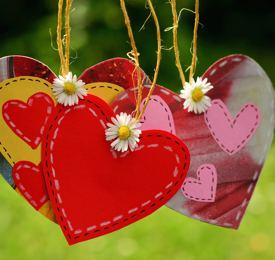 Corazones de papel colgando en un árbol con flores blancas, símbolo de amabilidad y unión. Title (título): Corazones que simbolizan la amabilidad en la vida cotidiana Caption (leyenda): La amabilidad florece en los pequeños gestos de cada día. Descripción larga: La imagen presenta varios corazones de colores colgados en un entorno natural, adornados con pequeñas margaritas. Refleja la idea de que la amabilidad y el amor crecen y se multiplican cuando se comparten con los demás. ¿Querés que además te prepare epígrafes cortos y atractivos para acompañar estas fotos dentro del artículo, listos para insertarlos en la nota de Buenavibra? 10000 chars ChatGPT puede cometer errores. Comprueba la información importante.