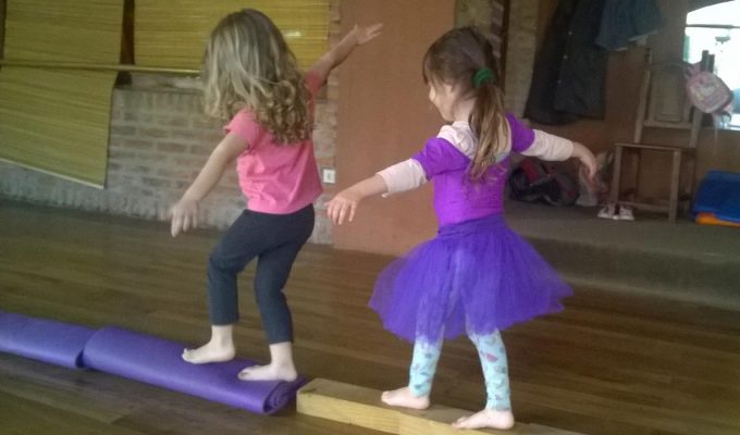 Niñas haciendo equilibrio en clase de danza