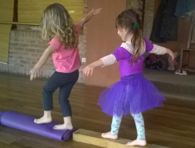 Niñas haciendo equilibrio en clase de danza