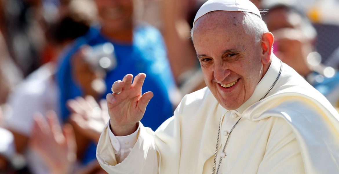 Papa Francisco saludando en Colombia