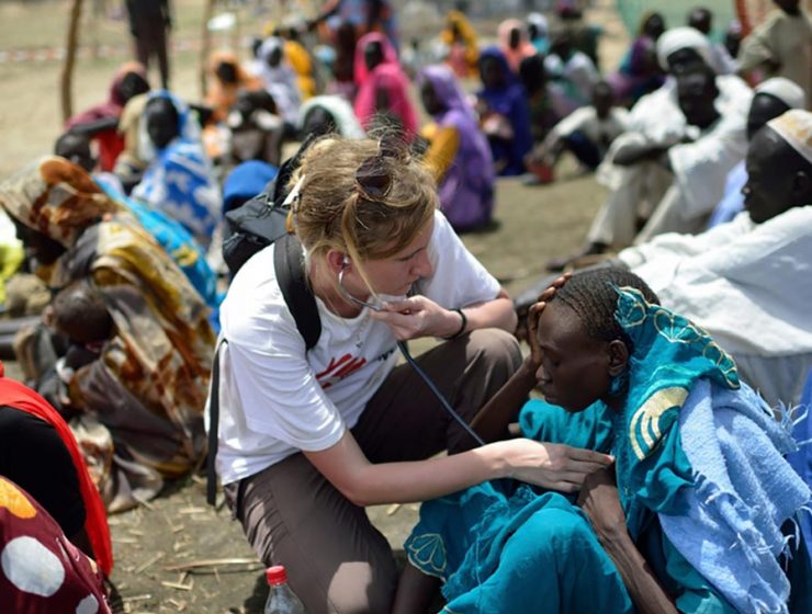 Una integrante de Médicos sin fronteras atendiendo