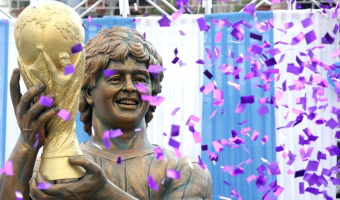 Una estatua de Diego Maradona generó una ola de burlas en las redes sociales 12