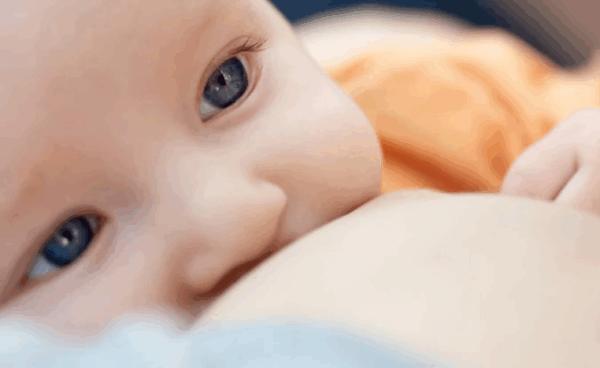 Mamá amamantando a su bebe