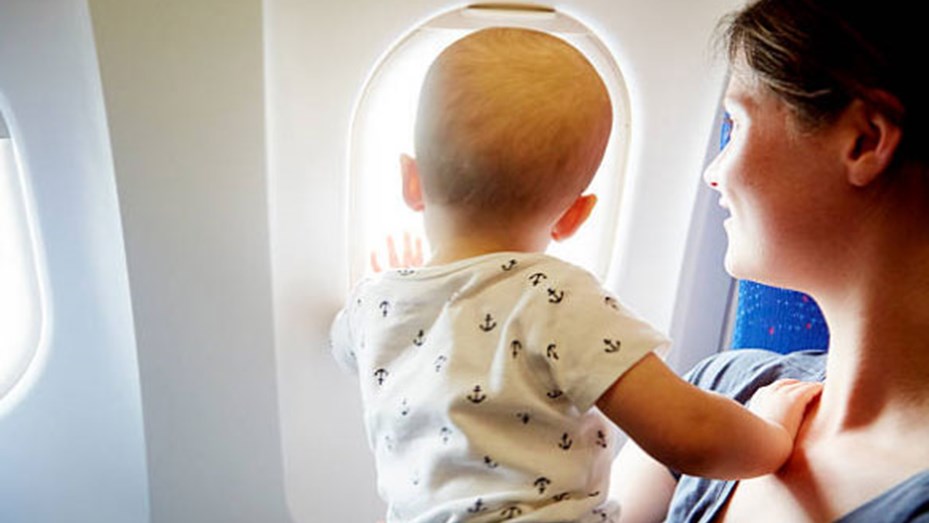gesto en un vuelo por una bebe
