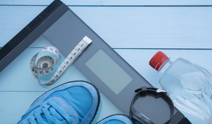 báscula digital fitness con zapatillas cinta métrica y botella de agua