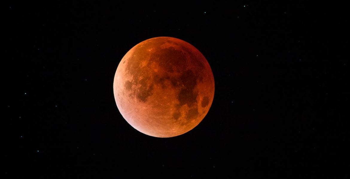 Eclipse lunar septiembre 2024 impacto energético y emociones agitadas