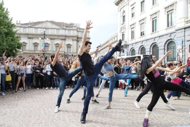 Bailarín estrella de la Scala hizo danzar a todos en la Piazza de Milan 3