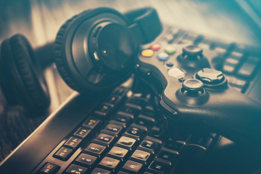 Auriculares sobre un fondo oscuro, en una mesa de madera o sobre un fondo liso.