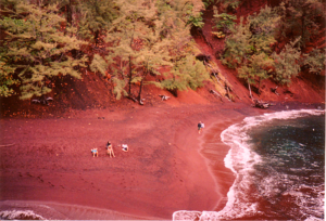 Playa de arena roja