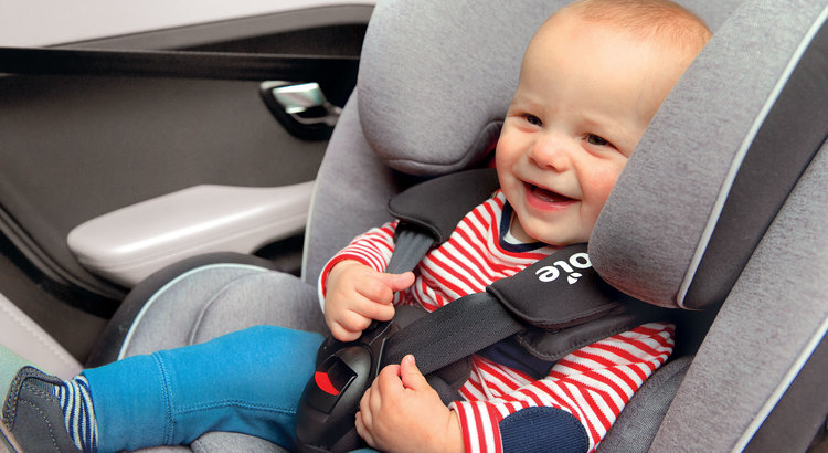 como se colocan las sillas de bebe en el auto