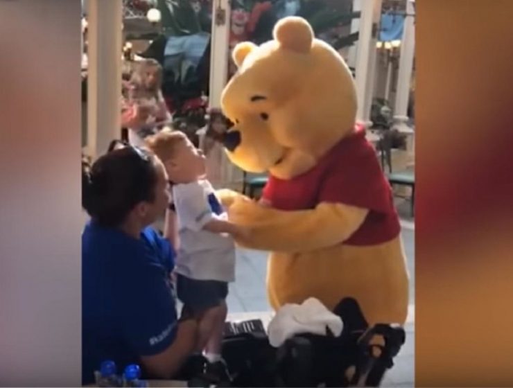 Winnie the Pooh niño con discapacidad