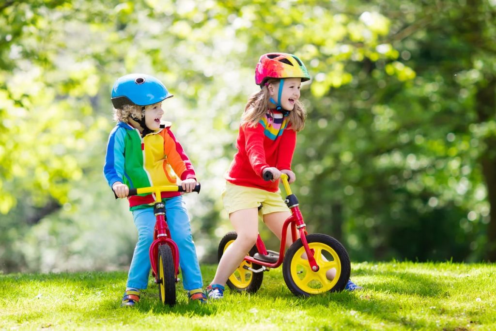 Aprendizaje Montessori en movimiento: niños en bicicletas de equilibrio Niños en bicicletas de equilibrio aprendiendo con método Montessori.