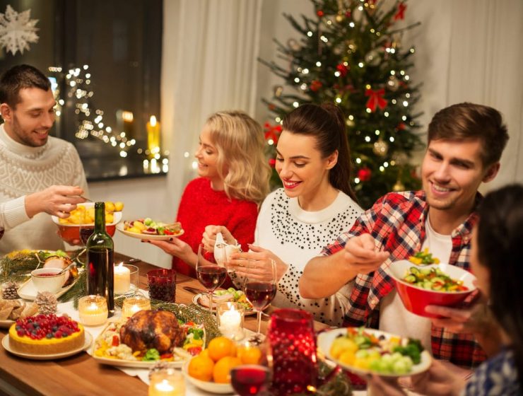 Comidas para Navidad 2025: recetas típicas y fáciles en EEUU 4 Familia celebrando la cena de Navidad con comida tradicional y decoración festiva.