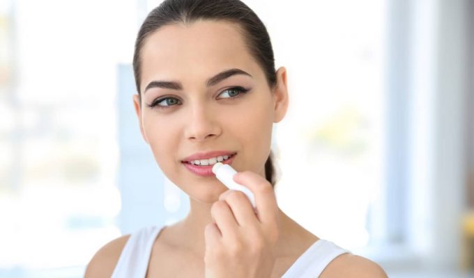 Bálsamos labiales con ingredientes naturales para hidratar los labios resecos.