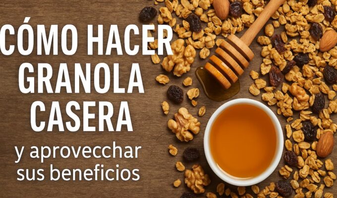 Mezcla de granola casera con miel, nueces, almendras y pasas sobre fondo de madera natural, vista superior.