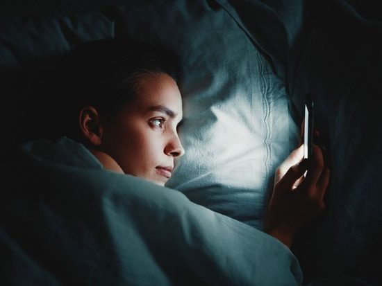 mirar las noticias en el celular a la noche genera trastornos del sueño mirar las noticias en el celular a la noche genera trastornos del sueño
