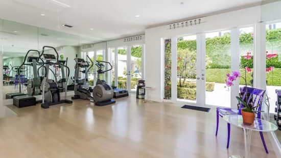 La mansión de Miami de Shakira cuenta con un amplio gimnasio en el que hay varias máquinas para hacer cardio y tonificación