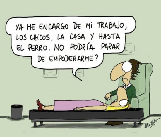 Caricatura humorística de una paciente en el psicólogo que dice: “Ya me encargo de mi trabajo, los chicos, la casa y hasta el perro. ¿No podría parar de empoderarme?”.