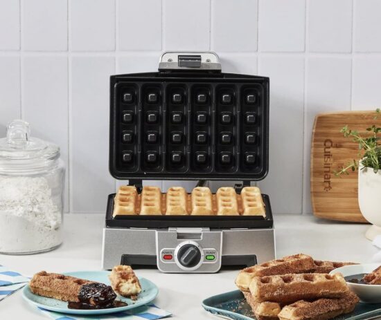 Wafflera eléctrica Cuisinart preparando waffles caseros en una cocina.