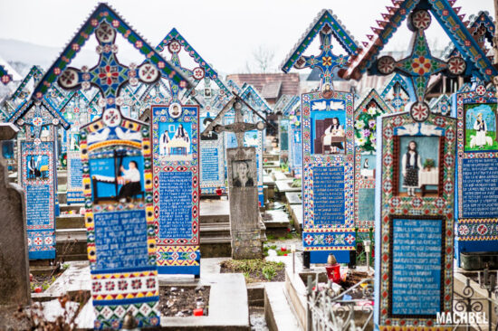 Cementerio Alegre de Săpânța en Rumanía, donde las cruces tienen inscripciones humorísticas y escenas de vida cotidiana coloreadas.