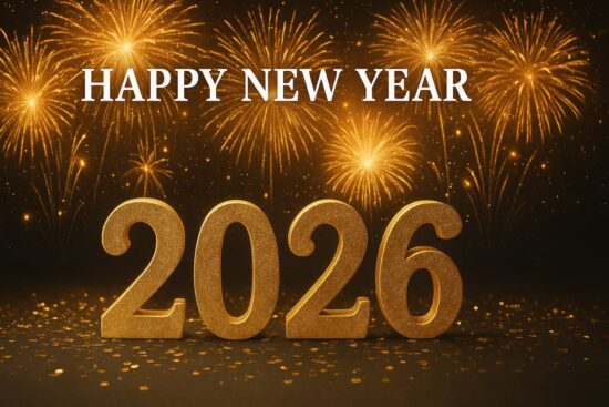 Celebración de Año Nuevo 2026 con copas de champagne y fuegos artificiales.